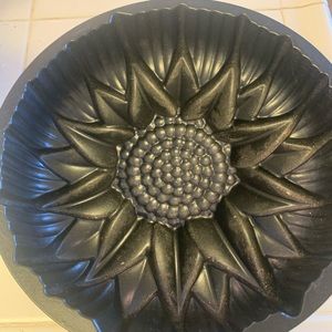 Sunflower cake pan